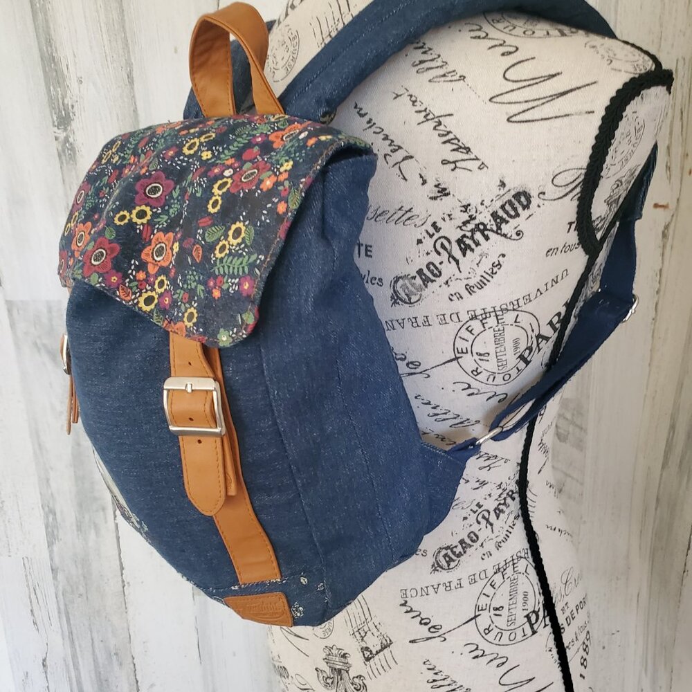 DISNEY ANIMATORS COLLECTION POCAHONTAS DENIM BACKPACK - Picture 6 of 9